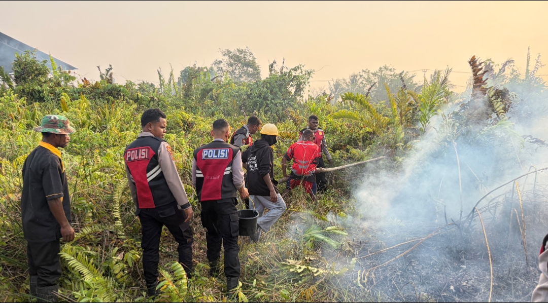 Dit Samapta Polda Papua Barat Daya Padamkan Karhutla di Klalin 6 Aimas